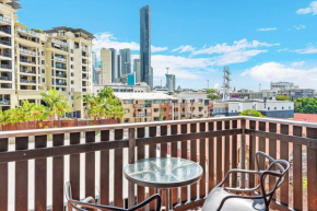 2 Seconds to…everything! 1Bed/1Bath/1Car/CBD Views